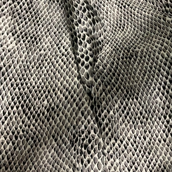 Rose & Olive Snake Print Women’s Sleeveless Top Size Small Preloved - Picture 6 of 6